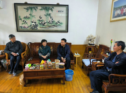 徐磊看望慰問公司退休老領(lǐng)導(dǎo)老同志