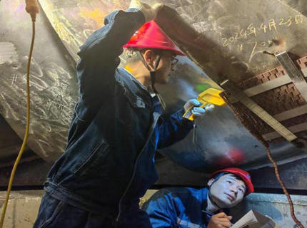 【致敬勞動(dòng)者】挺膺擔(dān)當(dāng) 勇挑重?fù)?dān) 讓責(zé)任與堅(jiān)守在檢修一線閃耀