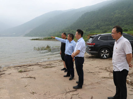 徐磊在皂市電站現(xiàn)場帶班督導(dǎo)防汛工作