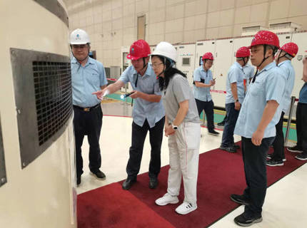 陳印輝在江埡電站現(xiàn)場帶班督導(dǎo)檢查防汛工作