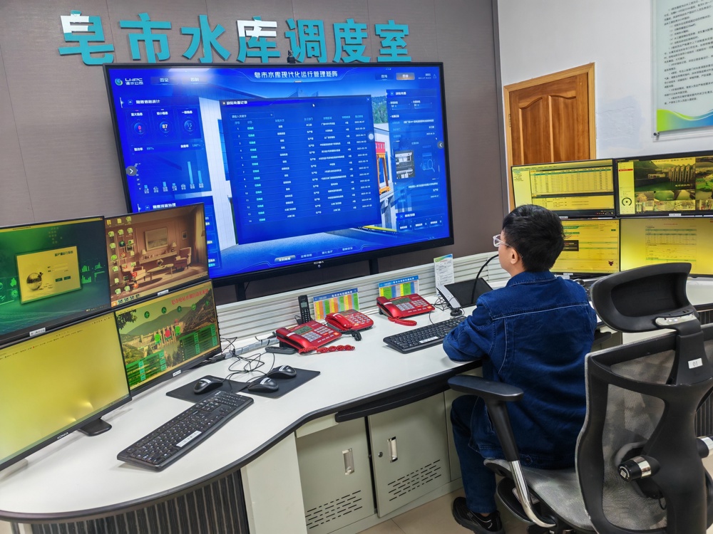 皂市電站水工人員運用數字孿生平臺監測雨水情